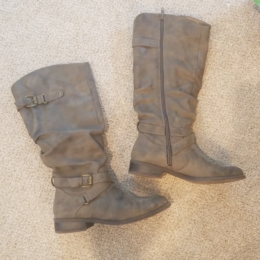Women's tall boots lightly worn size 8.5